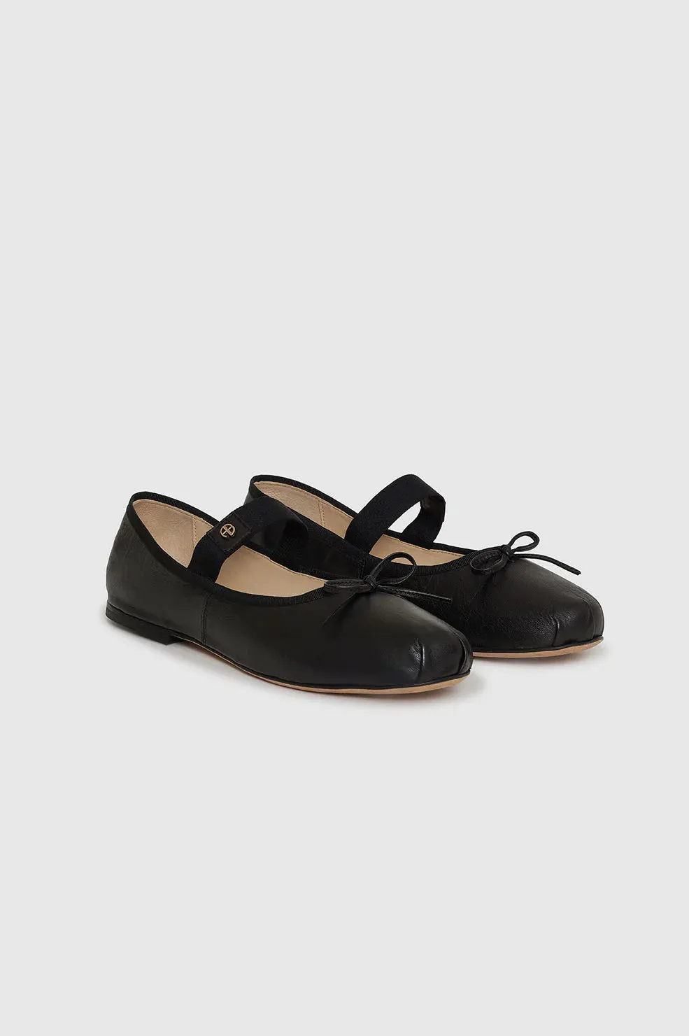 Jolie Flats in Black